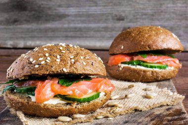 iki sandviç tahıl ekmek ve otlar ile füme somon ile