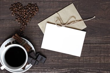 kahve fincanı ve kalp boş tebrik kartı ile fasulye şeklinde