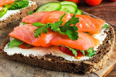 Tahıl ekmek ve somon sandviç