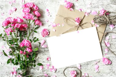 pembe Gül çiçek kokulu beyaz boş tebrik kartı