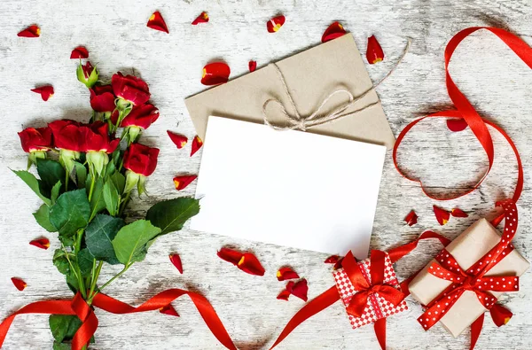 Carte de vœux blanche vierge avec bouquet de roses rouges — Photo