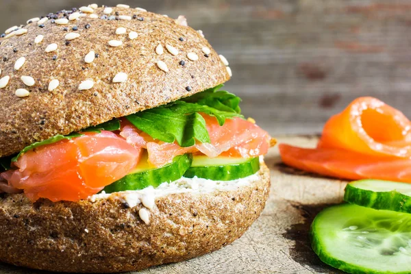 Tahıl ekmek ve sağlıklı kahvaltı için somon sandviç