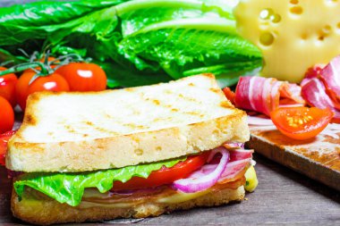 pastırma, peynir, salata, soğan ve domates ile ızgara sandviç tost