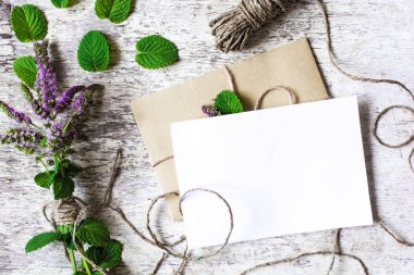 buket nane kır çiçekleri ve boş beyaz tebrik kartı