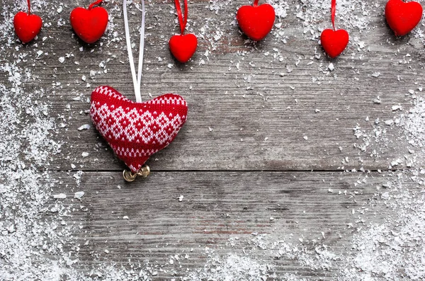 Fondo día de San Valentín con terciopelo y corazones de punto — Foto de Stock