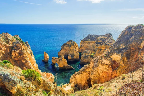 Bela vista mar do oceano Atlântico com rochas e falésias na Ponta da Piedade — Fotografia de Stock