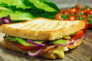 pastırma, peynir ve domates ile ızgara sandviç tost