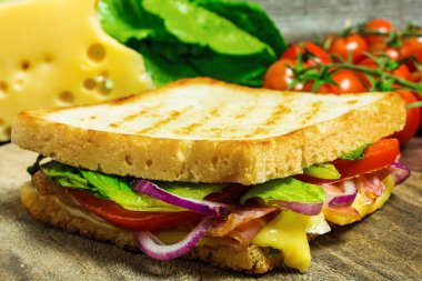 ızgara sandviç ya da panini pastırma, peynir ve domates ile