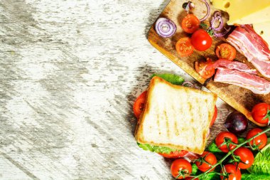 Pastırma, peynir, soğan, salata ve domates ile ev yapımı ızgara sandviç