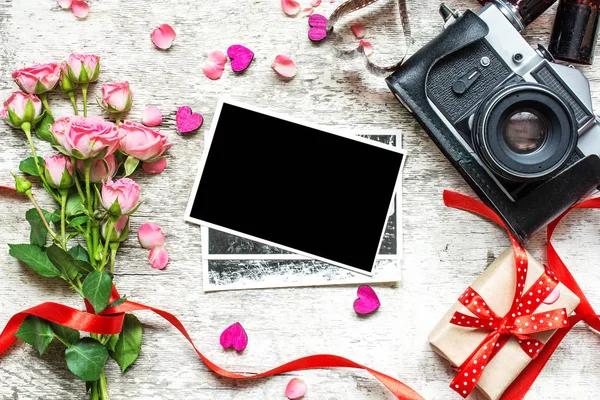 retro Vintage fotoğraf makinesi ile boşlukları fotoğraf ve çiçek