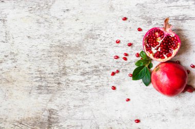 yarım nar ve olgun nar meyve