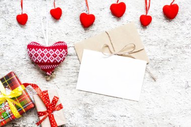 Boş beyaz Sevgililer tebrik kartı hediye kutuları ile