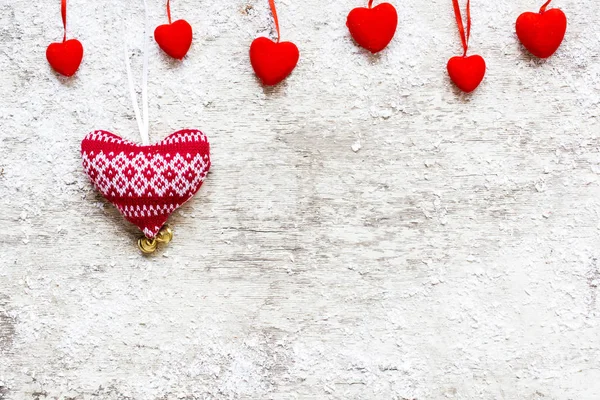 Fondo día de San Valentín con corazones de terciopelo rojo y corazón de punto — Foto de Stock