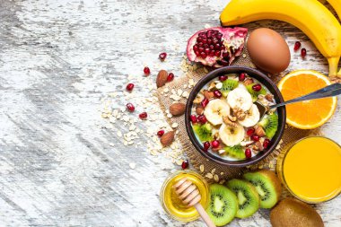 kase meyve yulaf ezmesi, yumurta ve portakal suyu ile sağlıklı kahvaltı