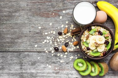 sağlıklı kahvaltı. meyve, yumurta ve süt ile yulaflı müsli