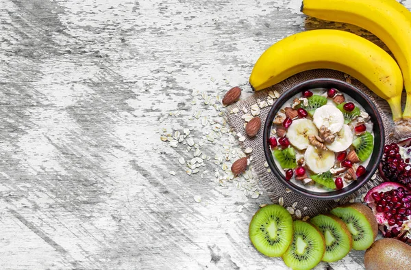 Mingau de aveia com frutas e nozes. pequeno-almoço saudável — Fotografia de Stock