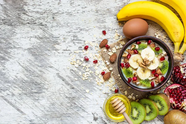 과일, 견과, 꿀과 오트밀 죽입니다. 건강 한 아침 식사 — 스톡 사진