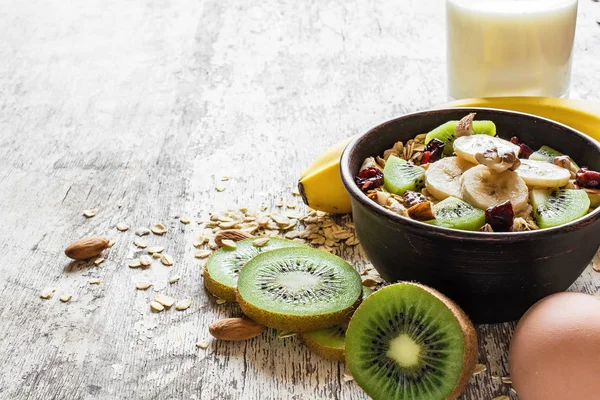 Pequeno-almoço saudável. muesli caseiro com aveia, frutas, bagas, nozes em uma tigela — Fotografia de Stock