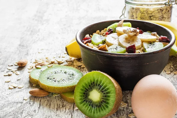 Pequeno-almoço saudável. tigela de aveia caseira com frutas, bagas, nozes e ovo — Fotografia de Stock