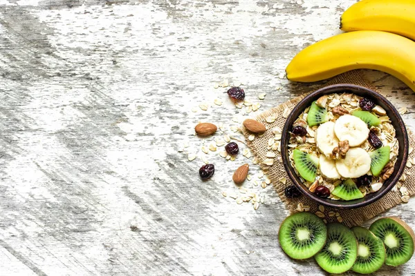 Pequeno-almoço saudável. muesli caseiro com aveia, kiwi frutas, banana e nozes — Fotografia de Stock