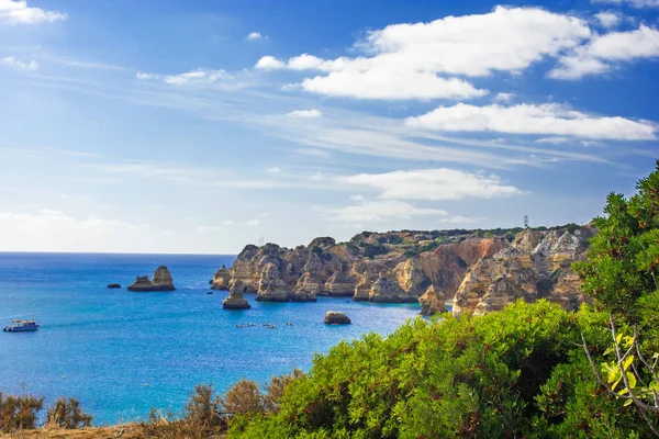 Hermosa vista al mar con acantilados de Praia da Rocha en Portimao — Foto de Stock