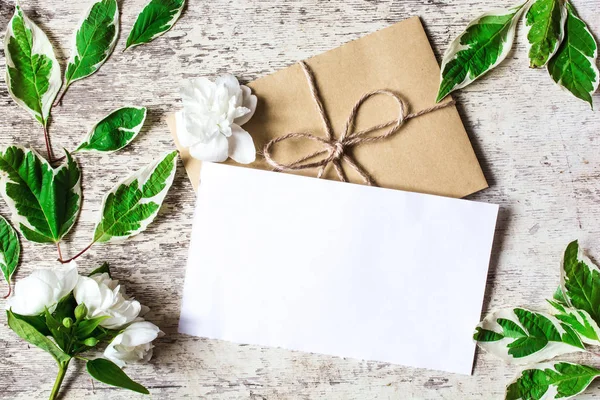 Tarjeta de felicitación blanca en blanco con flores de jazmín blanco — Foto de Stock