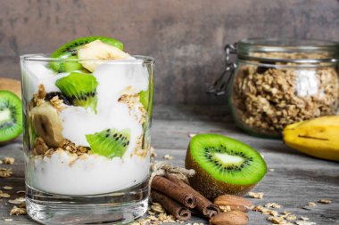 meyve, fındık ve baharat yoğurt parfe