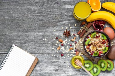 sağlıklı bir kahvaltı meyve yulaf ezmesi, taze meyve, bal, yumurta ve portakal suyu ile tarif kitabı