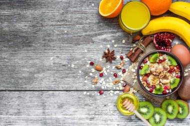 yulaf lapası meyve, fındık ve baharatlar ile portakal suyu ve yumurta ile