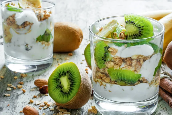 Nahaufnahme von hausgemachtem Joghurt-Parfait mit Früchten und Nüssen — Stockfoto