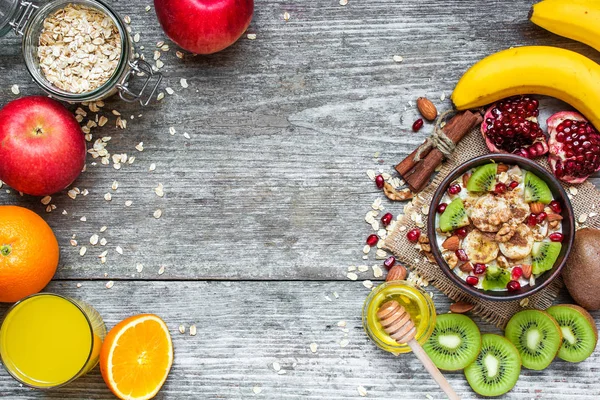 Café da manhã saudável com aveia de frutas, frutas frescas e suco — Fotografia de Stock