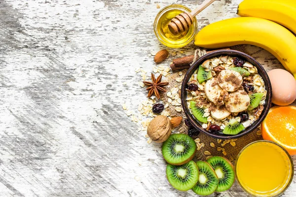 Café da manhã saudável com tigela de aveia caseira, frutas e suco — Fotografia de Stock