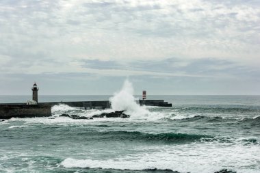 fırtınalı denizde dalgalar üzerinde fener Porto, Portekiz