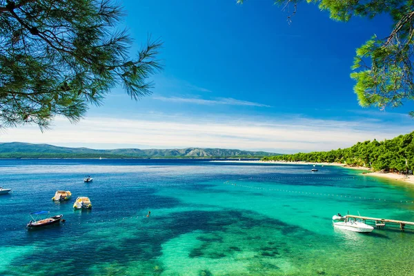 Gyönyörű tengerre néző strand Zlatni Rat, vagy arany fok — Stock Fotó