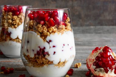ev yapımı yoğurt granola ve nar bardaklarda parfe 