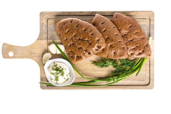 Knoflook brood met kruiden en saus op houten snijplank — Stockfoto