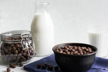 bir kase kahvaltıda sütlü çikolatalı Mısır gevreği topları