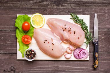 Ahşap kesme tahtası üzerinde çiğ tavuk göğsü fileto