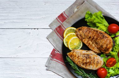 Izgara tavuk göğsü fileto taze sebze ve h ile servis