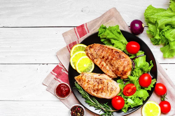 Pechuga de pollo a la parrilla con verduras y hierbas —  Fotos de Stock