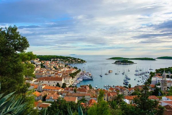 Puerto de la antigua ciudad isla del Adriático Hvar en Croacia —  Fotos de Stock