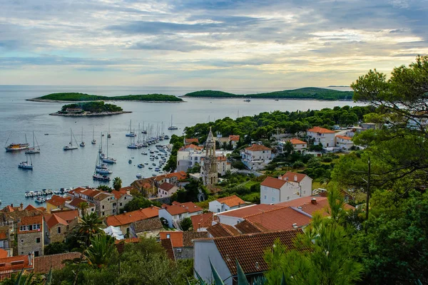 Hermosa vista del casco antiguo de Hvar en la isla de Hvar en Croacia —  Fotos de Stock