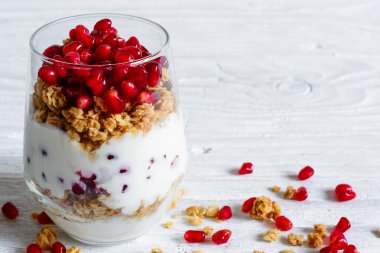 ev yapımı yoğurt granola ve nar meyve parfe