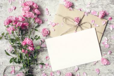 Boş beyaz tebrik kartı ve zarf ile pembe Gül çiçek