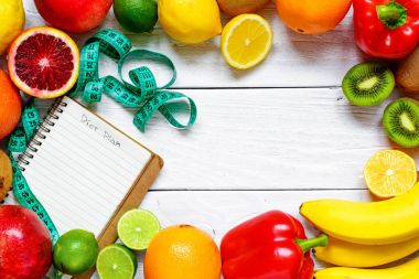 Meyve, sebze, mezura ve defter ile fitness kavramı