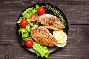 tavuk ızgara göğsü fileto otlar, sebzeler ve limon ile