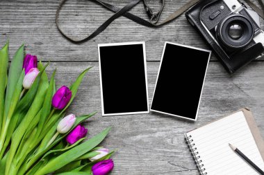 retro Vintage fotoğraf makinesi ile boş fotoğraf çerçeveleri, boş defter ve