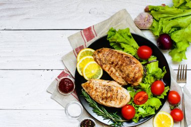 sebze ve otlar ile ızgara tavuk göğsü