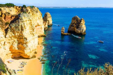 güzel gizli kumlu plaj kayalar kayaklar ile arasında