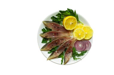 Balık fileto otlar, limon ve bir tabak içinde baharatlar ile tuzlu